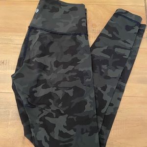 Lululemon Wunder Under Camo legggins 25” size 6